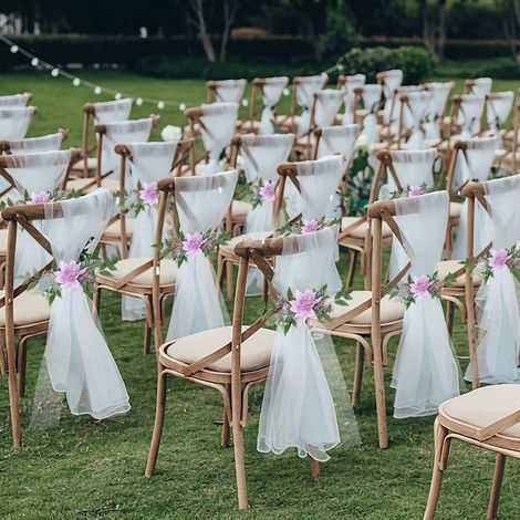 6 décorations de chaises de mariage élégantes : fleurs artificielles, verdure, rubans en mousseline. (1/5)