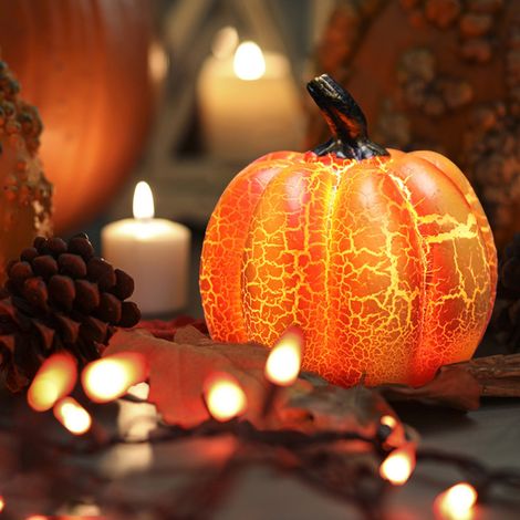 LED-Halloweenlaternen, Kürbisse aus Kunstharz, dekorative Lampen in verschiedenen Formen, Partykostümzubehör. (1/5)