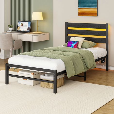 Letto 90x200 cm in metallo nero e MDF con testiera, illuminazione a LED RGB e stazione di ricarica USB.