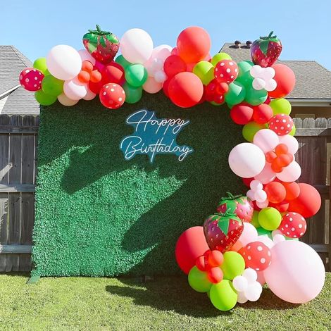 Décorations de fête d'anniversaire sur le thème des fraises : kit de guirlande et d'arche de ballons fraises (131 pièces) pour baby shower et premier anniversaire de fille sur le thème des baies. (1/4)