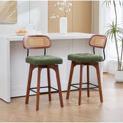 Set di 2 sgabelli da bar girevoli a 360° in ciniglia verde con schienale in rattan (1/5)