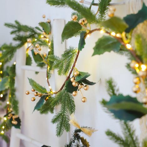 Guirlande Lumineuse De Noël - Pin Artificiel Avec Cônes Et Baies Rouges - 200 Cm - Fonctionne Sur Piles AA - Décoration Intérieure (1/5)