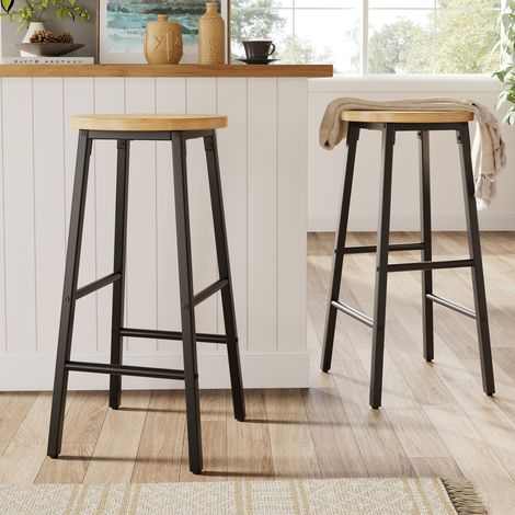 Lote de 2 taburetes de bar 63 cm, asiento efecto madera, estructura metálica negra DESVIAE (1/5)