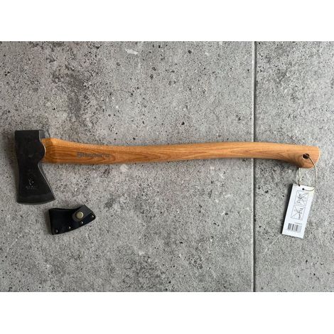 Husqvarna – Hache universelle 65cm – Manche en bois dur – Poids 1,3 Kg – Pour travaux en forêt avec housse en cuir