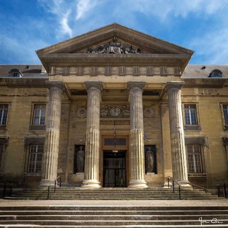Tableau sur toile façade palais de justice de Reims 65x65 cm - Impression sur Toile Murale Décorative - Image imprimée en HD sur Toile - Toile sur Châssis en Bois FSC - Fabriqué en France (1/4)
