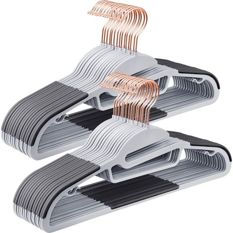 SONGMICS Set di 30 Grucce in Plastica, Grucce di Qualità con Apertura a Forma di S, Antiscivolo e Salvaspazio, Spesse 0,5 cm, Lunghe 41,5 cm, Gancio Girevole a 360° di Color Oro Rosa, Grigio CRP43G30 (1/5)