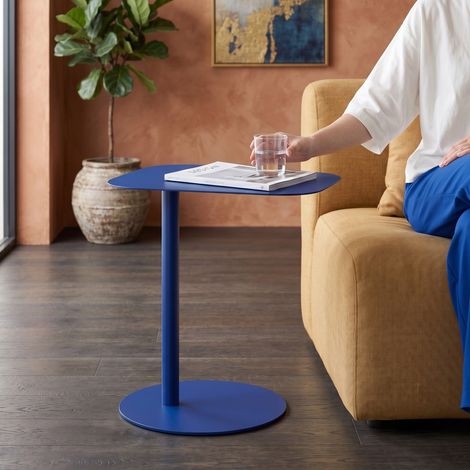Tavolino Laterale Nastätten in Metallo con Piano di Appoggio Trapezoidale - Blu Scuro [en.casa] (1/5)