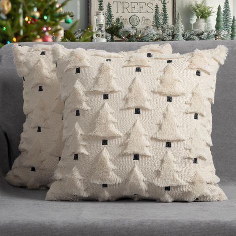 Lot de 2 housses de coussin décoratives (45 x 45 cm) à motif de sapins de Noël – Beige, en fausse fourrure douce et moelleuse – Pour la décoration de la maison durant les fêtes d'hiver et Noël (1/5)