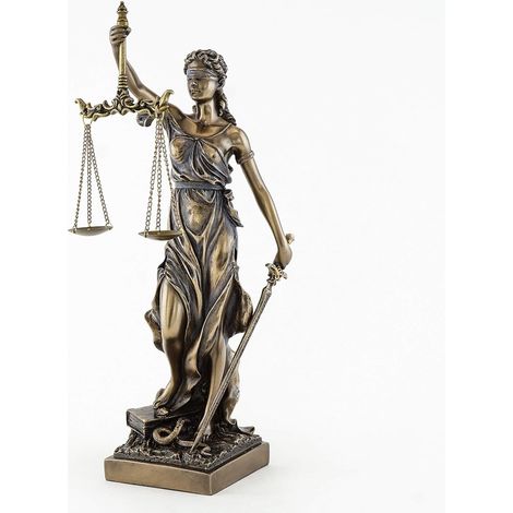Eine Skulptur der Göttin Themis und eine Waage der Gerechtigkeit und Fairness im Rechtssystem (1/5)