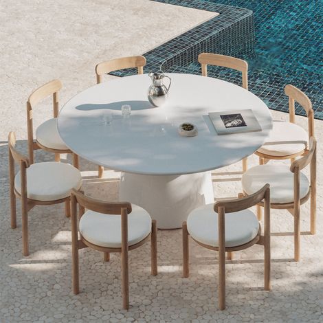 SKLUM Set runder Tisch Ø150 cm aus Zement Numira und 8 Gartenstühle aus Akazienholz Nualis                                    (1/5)