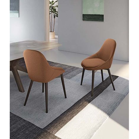 Sedia da pranzo Astrid con struttura in massello di noce e seduta imbottita in tessuto ruggine - Design contemporaneo ed elegante (1/5)