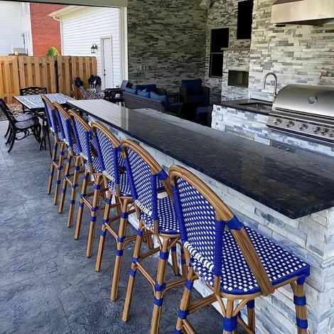 Lot de 2 tabourets de bar extra hauts, en aluminium, avec dossier haut, tressées à la main, finition d'impression bambou, pour jardin, balcon, bleu foncé (1/5)