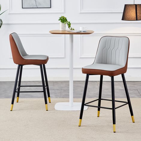 Lot de 2 tabourets de bar, hauteur 1 m, revêtement en cuir synthétique gris clair et brun, piètement en acier noir, avec repose-pieds ergonomique. Parfait pour votre espace comptoir ou cuisine. (1/5)