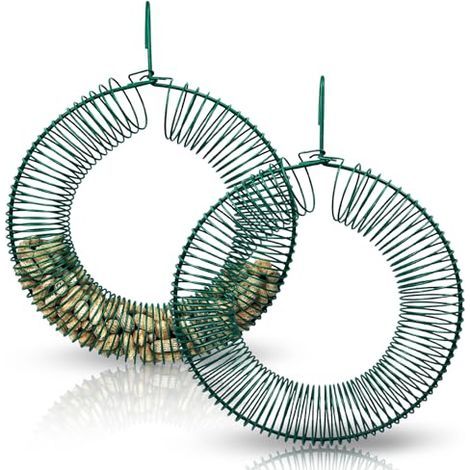 Zwei Erdnussfutterspender, ein hängender, kronenförmiger Futterspender und ein runder Metallfutterspender mit Haken. (1/5)