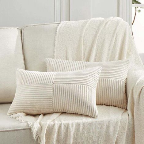 Cet ensemble de deux taies d'oreiller bohèmes mesure 76 x 127 cm et est confectionné en velours côtelé crème et beige clair à motif croisé. Confortable et moderne, il convient aux canapés, chambres et (1/4)