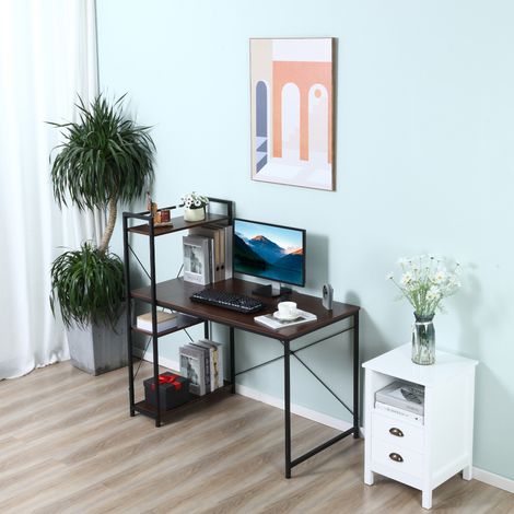 Scrivania angolare con vani contenitori dal design industriale, tra cui una libreria a 3 ripiani realizzata in truciolato effetto noce e metallo nero.