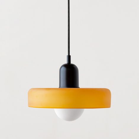 Une suspension de style Bauhaus aux accents médiévaux, dotée d'un abat-jour en vitrail. (25 cm Verre orange + Base noire) (1/4)