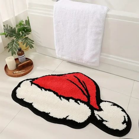 Ce tapis de bain en forme de bonnet de Père Noël est doux, mignon et festif. Il est également antidérapant et lavable en machine. (1/5)