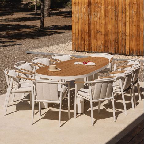SKLUM Ovales Tischset Taneli, 260 x 110 cm, aus Aluminium und Teakholz, und 10 Gartenstühle Yervin, aus Aluminium und Bouclé-Stoff.              Teakholz                     