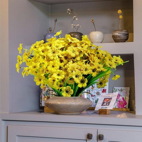 AIDUCHO Juego de 16 flores artificiales para uso interior y exterior, resistentes a los rayos UV, coloridas, de imitación de plástico, para decoración de jardín (amarillo) (1/5)