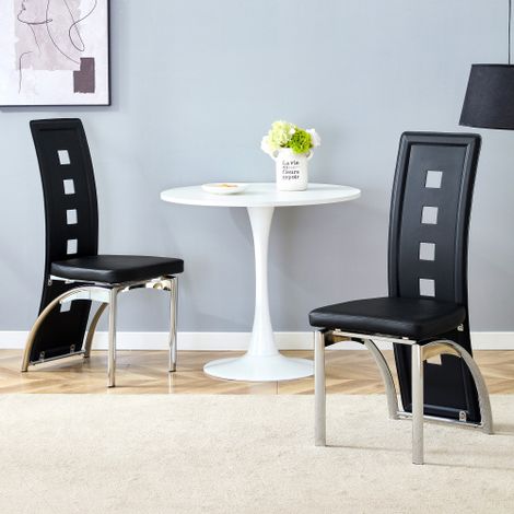 Ensemble de deux chaises de salle à manger de style européen, avec dossier ajouré, revêtement en similicuir noir et pieds en métal argenté. Elles conviennent aux salles à manger et salons modernes.