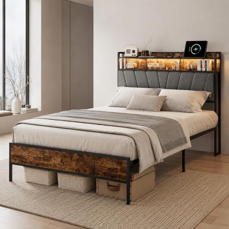 Letto matrimoniale 140x200 cm, Testiera con mensola portaoggetti, porta USB Type-C e LED, Struttura in metallo e MDF, Legno scuro e grigio (1/5)