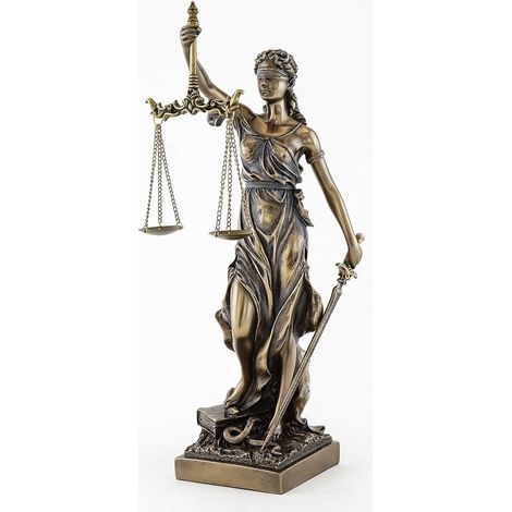 Una scultura della dea Themis e una bilancia della giustizia e dell'equità nel sistema legale