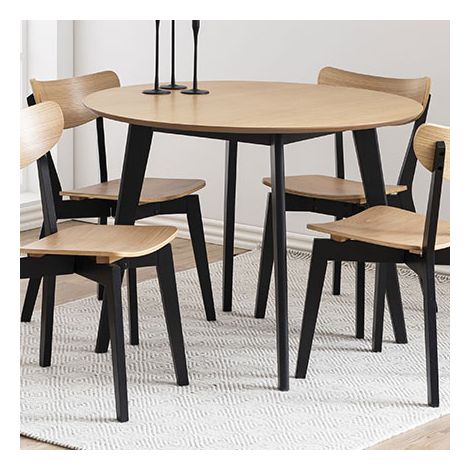 Hellin – Table à manger ronde 105 cm – Plateau en panneaux de particules plaqués chêne laqué – Base en hévéa laqué mat – Accueille 4 personnes (1/5)