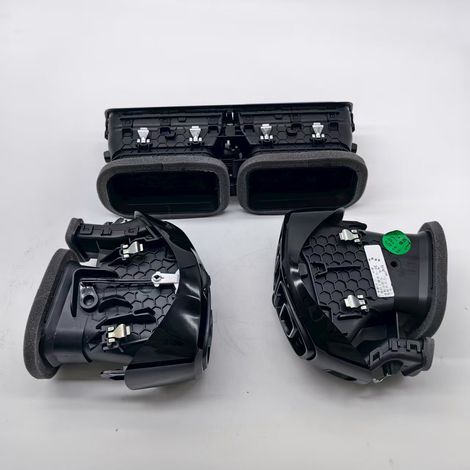 Les bouches d'aération (cadre doré) sont compatibles avec la Citroën C4 Aircross et comportent un anneau décoratif doré qui permet de régler la direction du flux d'air.
