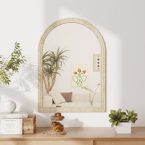 Gebogener Wandspiegel, Badezimmerspiegel 50 x 70 cm mit Rahmen in Steinoptik, für Wohnzimmer, Schlafzimmer, Eingangsbereich, Beige