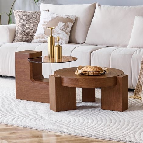 Ensemble table basse démontable : plateau en verre brun transparent et pieds en MDF effet noyer. Conception démontable pour une utilisation flexible et une adaptation à différents agencements de salon