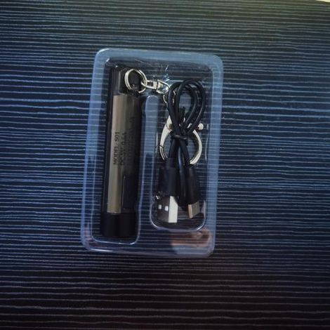 Lampe torche LED portable, mini lampe de poche avec porte-clés, sifflet d'urgence, étanche et résistante aux chocs, idéale pour les activités de plein air comme le camping et la randonnée. (1/2)