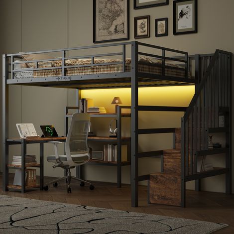 Cama alta metálica de 140x200 con escaleras, escritorio integrado, compartimentos de almacenamiento, estación de carga USB y luz LED, color negro.