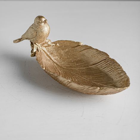 Oggetto decorativo moderno, minimalista ed elegante, realizzato in resina con motivo di uccello e foglia, utilizzabile anche come portachiavi per l'ingresso. (1/2)