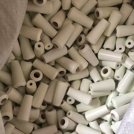 Einzelhandel mit 12 cremefarbenen Holzuhren, Wohnaccessoires, Bambusrollos, Jalousien, Gardinenzubehör und Holzpendelleuchten. (1/5)