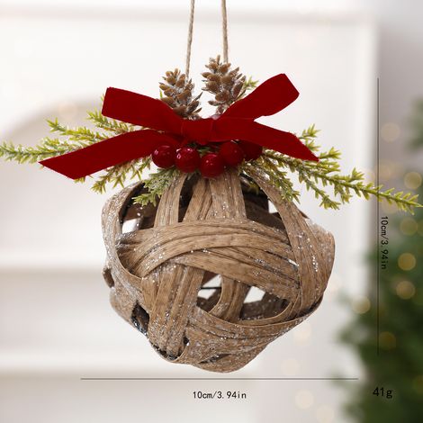 Boule de Noël suspendue tressée 10 cm, nœud velours rouge, pommes de pin et baies décoratives