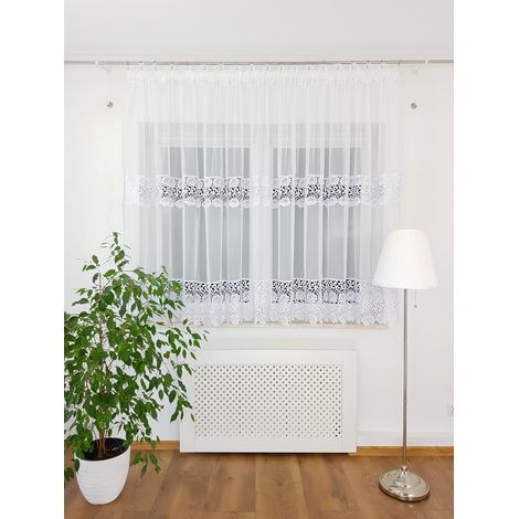 Cortina confeccionada de 400x180 cm en voile con dos anchos encajes de guipur.