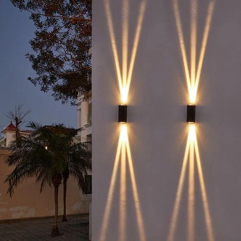 Applique murale d'extérieur étanche avec structure en aluminium noir, équipée de deux lumières LED supérieures et inférieures, parfaite (1/4)