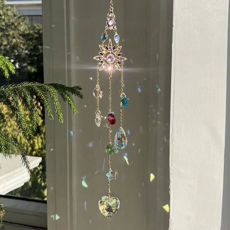 Suspension en cristal Sanyu, capturant la lumière du soleil et créant des jeux d'ombre et de lumière arc-en-ciel. Idéale pour décorer une chambre ou un jardin. Cadeau parfait. (1/5)