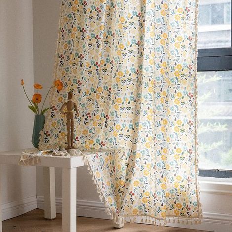Rideau bohème semi-occultant en coton et lin à imprimé floral coloré, avec pompons faits main et passe-tringle. Idéal pour le salon et la chambre. Dimensions : 150 x 200 cm. Vendu à l'unité. (1/5)
