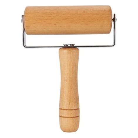 Küchenutensilien aus Holz: Nudelholz und Pizzaschneider