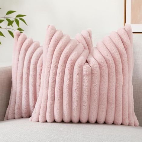 Housses de coussin en fausse fourrure, 50 x 50 cm, lot de 2, douces et décoratives, à rayures neutres, avec dos en velours, pour canapé, lit, salon, décoration intérieure, rose pâle. (1/5)