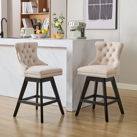 Lot de 2 tabourets bar pivotants velours beige, dossier capitonné, clous chromés, pieds bois (1/5)