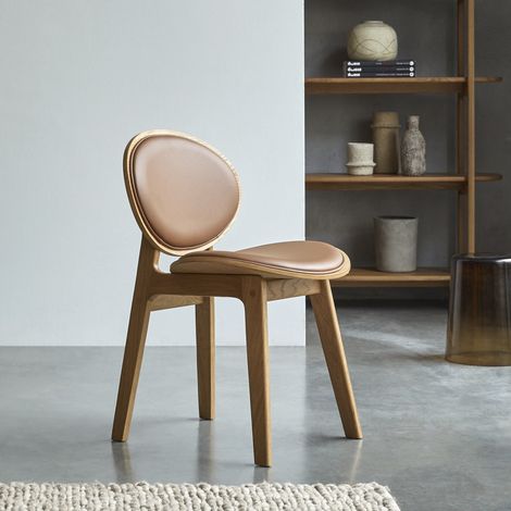 Chaise en bois de chêne massif et cuir Maia (1/5)