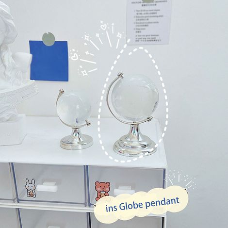 Mini globe terrestre transparent en forme de cœur, style Instagram, pour une décoration de table créative et originale. (1/5)