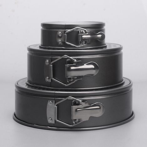 Set aus drei antihaftbeschichteten Kuchenformen aus Kohlenstoffstahl mit Klappboden und Verriegelungsmechanismus zum Backen von Kuchen und Brot. (1/5)