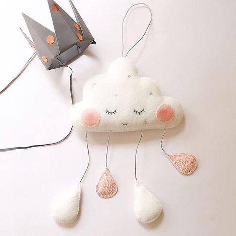 Kinderzimmerdeko: Hängende Wolken und Regentropfen – Dekoration für Babypartys und Babys Geburtstag