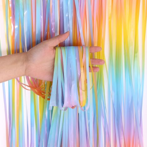 Lot de 4 rideaux à franges en aluminium arc-en-ciel, 1 m x 2 m, pour décoration de fête d'anniversaire ou de remise de diplôme