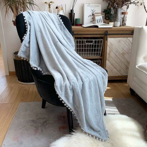 Couverture en Flanelle avec Pompon Couverture de Sieste Couverture de lit Confortable Couverture de Jet Doux pour canapé-lit adapté à Toutes Les Saisons (Gris Clair, 150x 200 cm) (1/5)