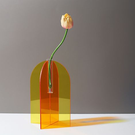 Vase géométrique en acrylique, finitions soignées, facile à nettoyer, style minimaliste, idéal pour le salon, une table ou une porte. Couleurs : orange et jaune. Dimensions : 20 x 15 x 2 cm. (1/5)